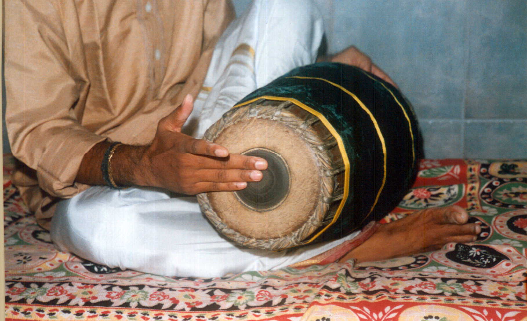 Dhi stroke mridangam - right hand fingers on black patch center for non-vibrating sharp tone