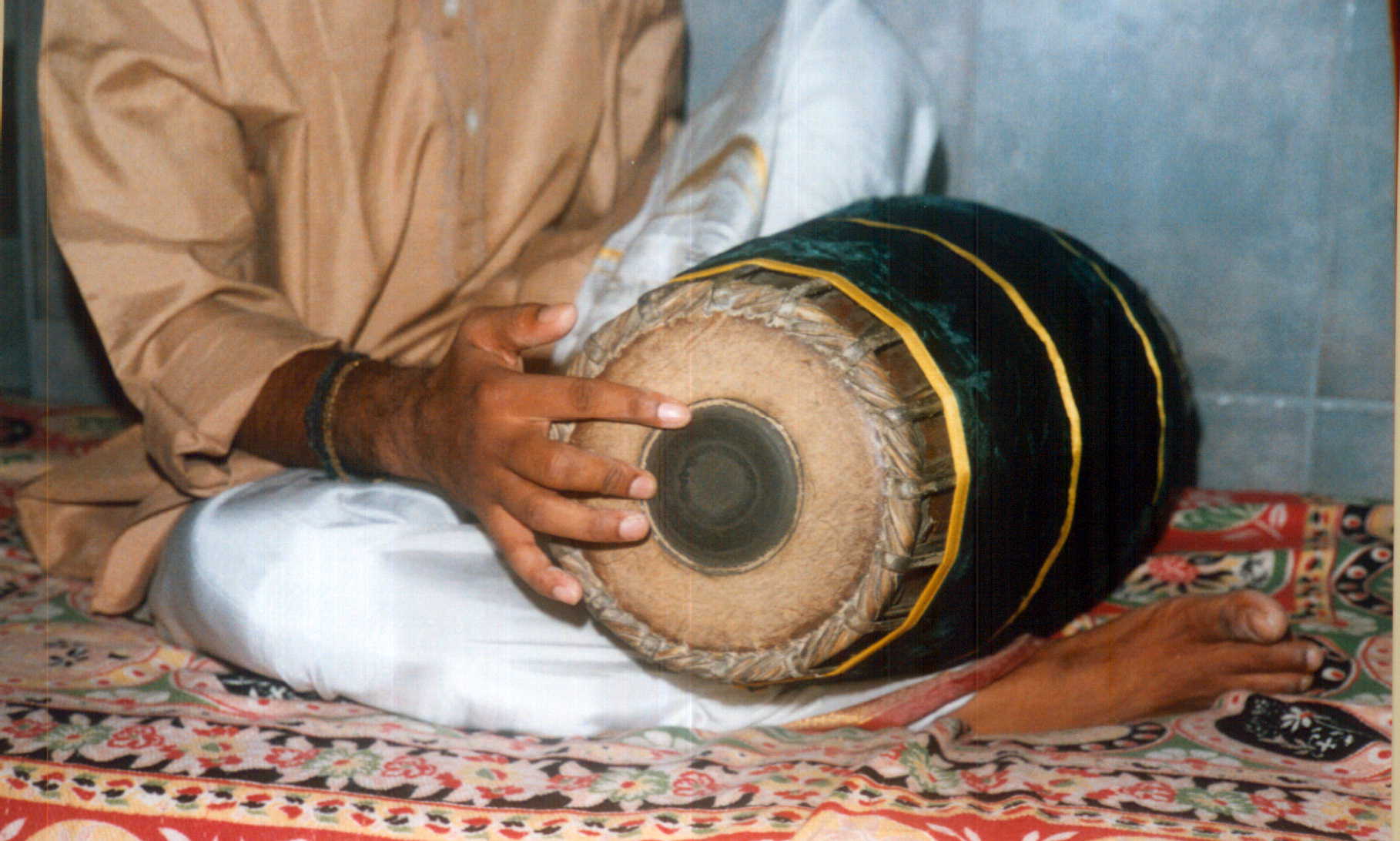 Dhin stroke Palani style mridangam - index finger with middle finger support for tonic production
