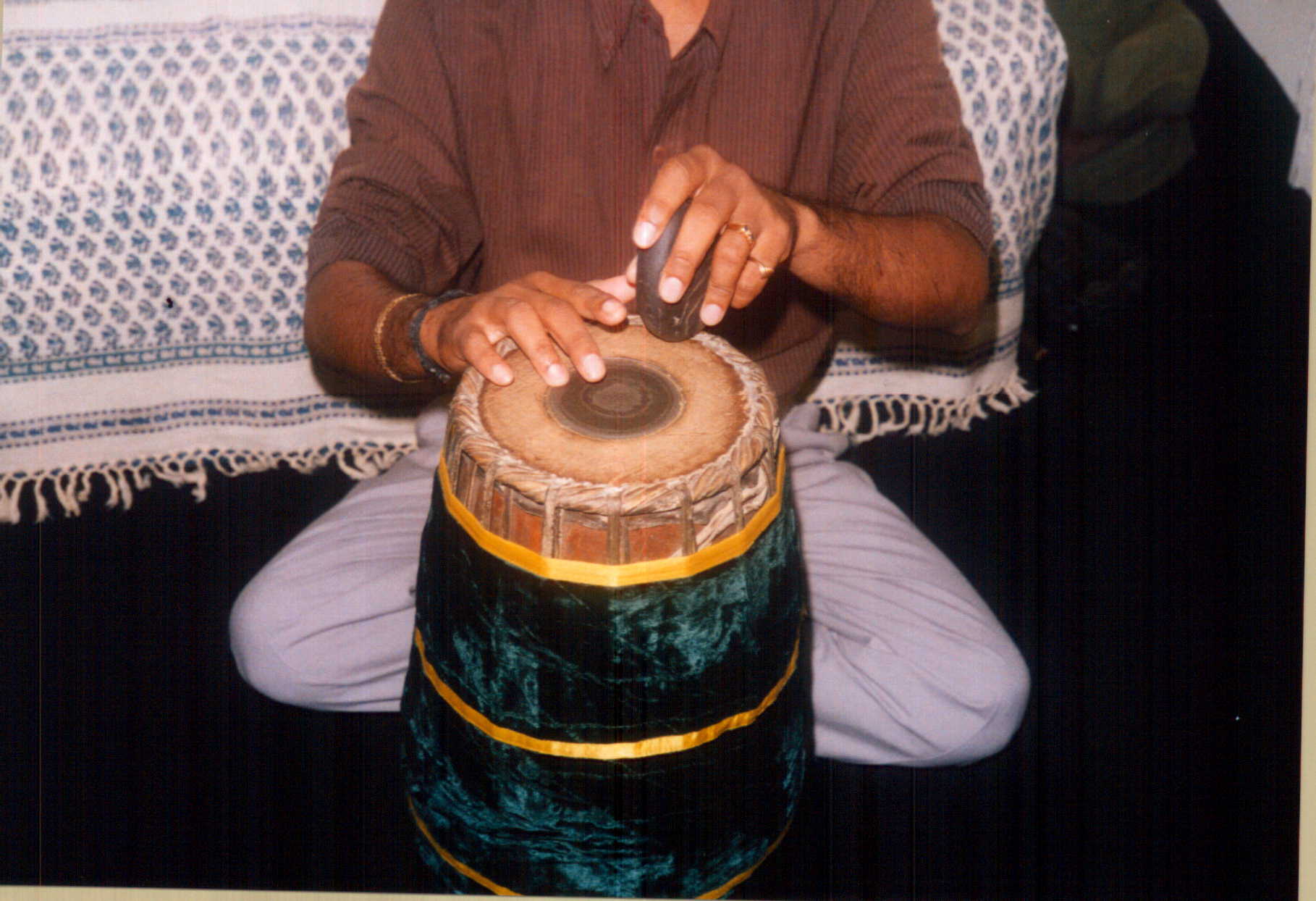 How to tune mridangam - tapping top of skin with stone to increase pitch and raise sruti